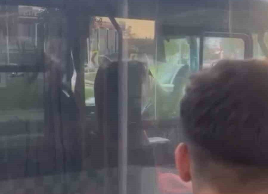 Bursa’da, özel bir halk otobüsü şoförü ile bir minibüs şoförü