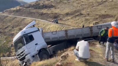 Bingöl’ün Solhan ilçesinde, Göksu köyü yolunda rampayı çıkamayan bir tır