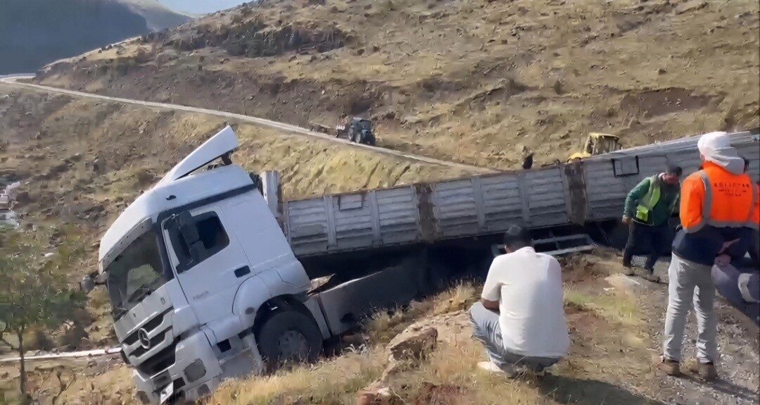 Bingöl’ün Solhan ilçesinde, Göksu köyü yolunda rampayı çıkamayan bir tır