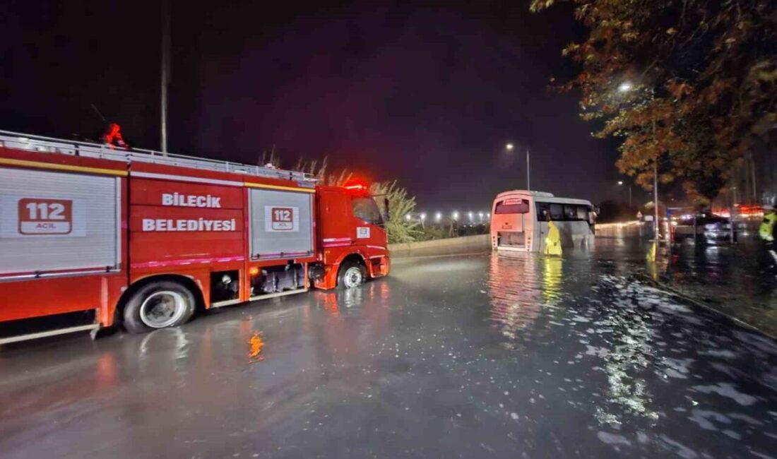 Bilecik’te şiddetli yağışlar sebebiyle oluşan su birikintisinde mahsur kalan işçiler,