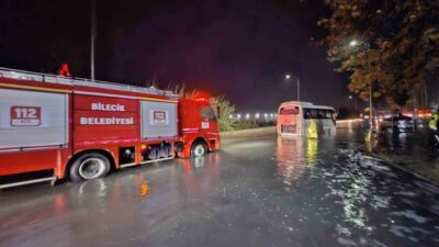Bilecik’te şiddetli yağışlar sebebiyle oluşan su birikintisinde mahsur kalan işçiler,