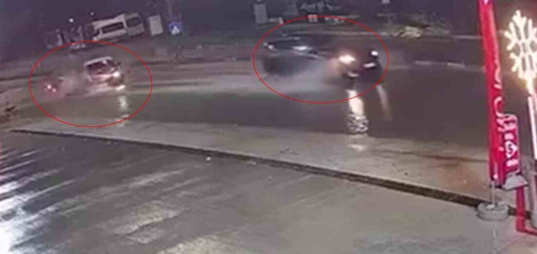 Hatay’da yağış nedeniyle oluşan su birikintisinden yavaş geçmek isteyen otomobilin