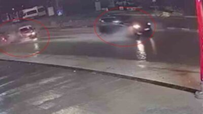Hatay’da yağış nedeniyle oluşan su birikintisinden yavaş geçmek isteyen otomobilin