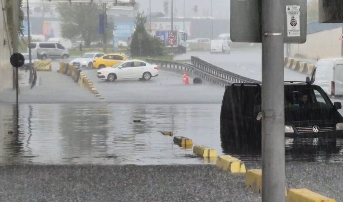 Sultangazi’de alt geçit su basması sonucu trafiğe kapanırken, sürücüler suyun