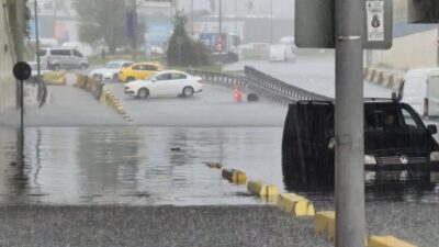 Sultangazi’de alt geçit su basması sonucu trafiğe kapanırken, sürücüler suyun