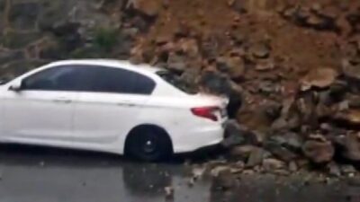 İstanbul Sultangazi ilçesinde, yağmurun neden olduğu duvar çökmesi sonucu bir