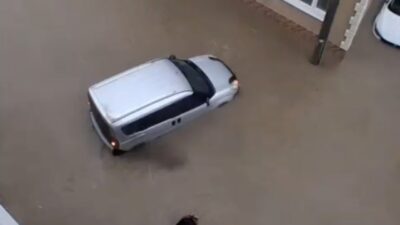 Balıkesir’in Susurluk ilçesinde ansızın bastıran şiddetli yağmur, vatandaşları hazırlıksız yakalayarak