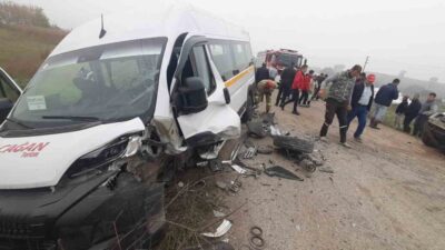 Balıkesir’in Susurluk ilçesinde işçi servisi ile ticari aracın kafa kafaya