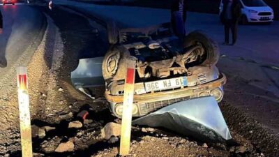 Çorum’un İskilip ilçesinde kontrolden çıkarak şarampole devrilen otomobilin hurdaya döndüğü