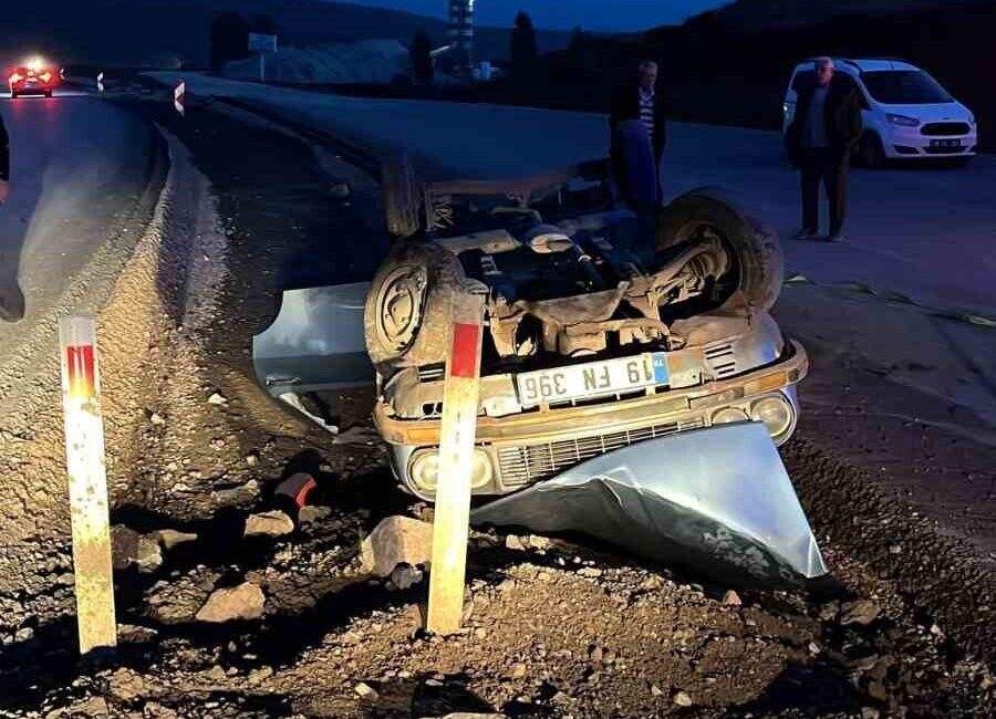 Çorum’un İskilip ilçesinde kontrolden çıkarak şarampole devrilen otomobilin hurdaya döndüğü