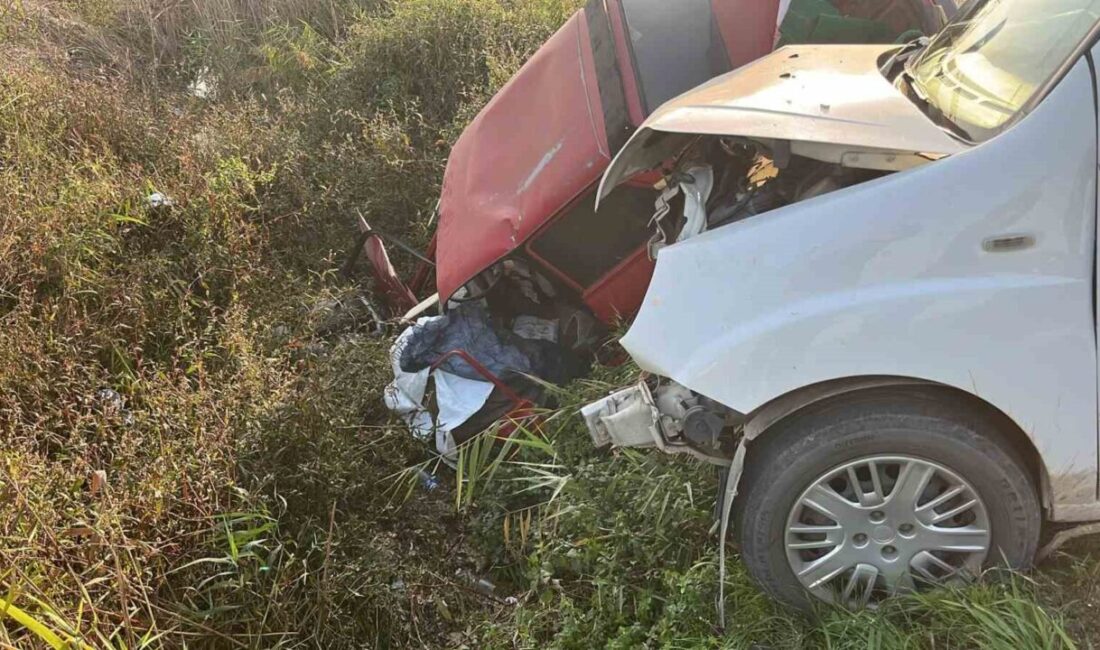 Mersin’in Tarsus ilçesinde otomobil ile hafif ticari aracın çarpışması sonucu