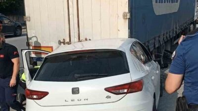 Mersin’in Tarsus ilçesinde yaşanan bir kaza sonucunda park halindeki bir