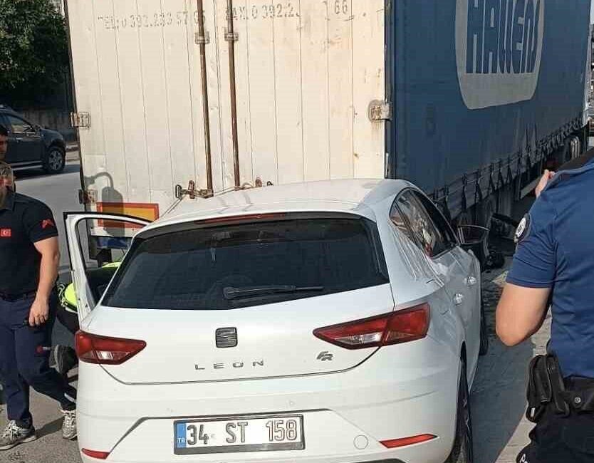 Mersin’in Tarsus ilçesinde yaşanan bir kaza sonucunda park halindeki bir