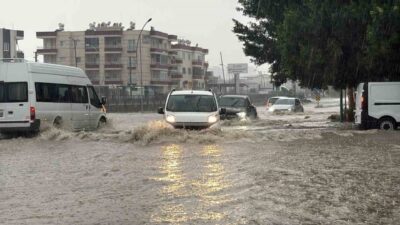 Mersin’in Tarsus ilçesinde etkili olan sağanak yağış nedeniyle bazı mahallelerde