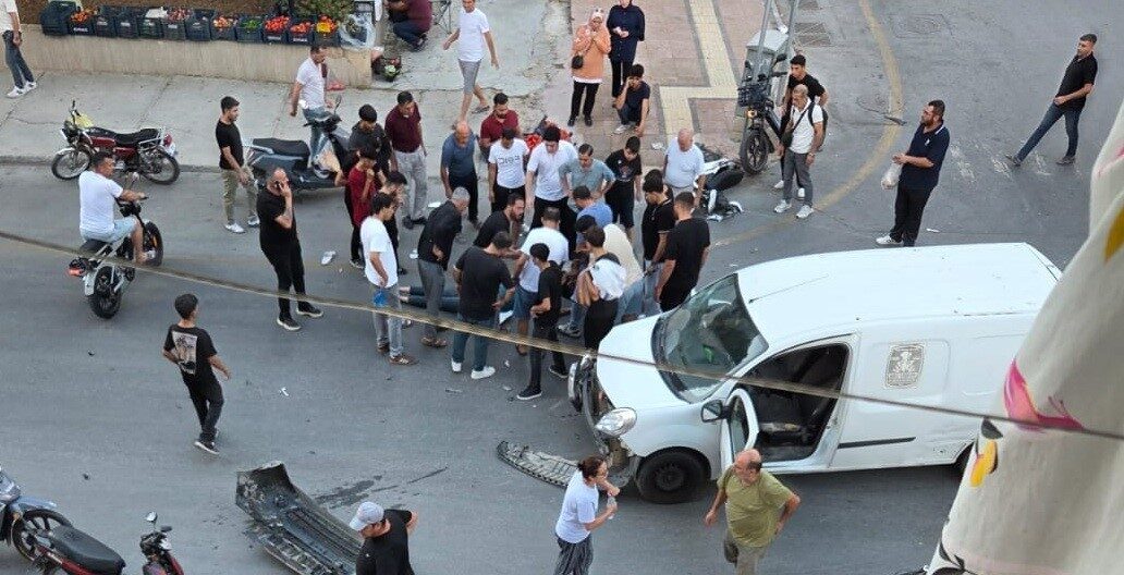 Tarsus ilçesinde meydana gelen trafik kazasında hafif ticari araç ile