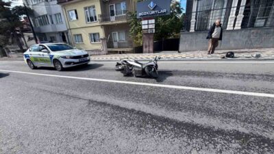 Kütahya’nın Tavşanlı ilçesinde, motosikletin önce öğrenci servisine, ardından otomobile çarpması