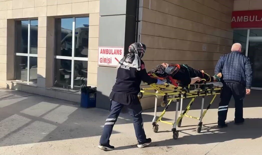 Kütahya’nın Tavşanlı ilçesinde meydana gelen trafik kazasında, iki otomobil çarpıştı