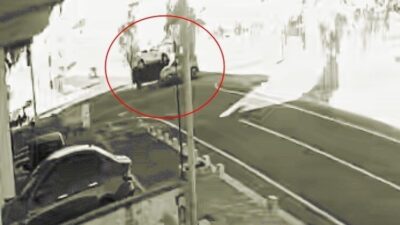 Çorlu ilçesinde bir ticari taksi, bir otomobille çarpışarak takla attı.