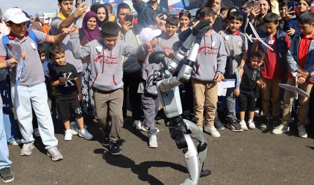 TEKNOFEST Güneydoğu festivalinde, TEKNOPARK İstanbul’un insansı robotu büyük ilgi gördü.
