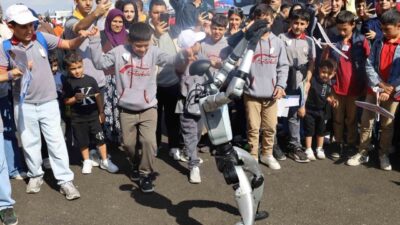 TEKNOFEST Güneydoğu festivalinde, TEKNOPARK İstanbul’un insansı robotu büyük ilgi gördü.