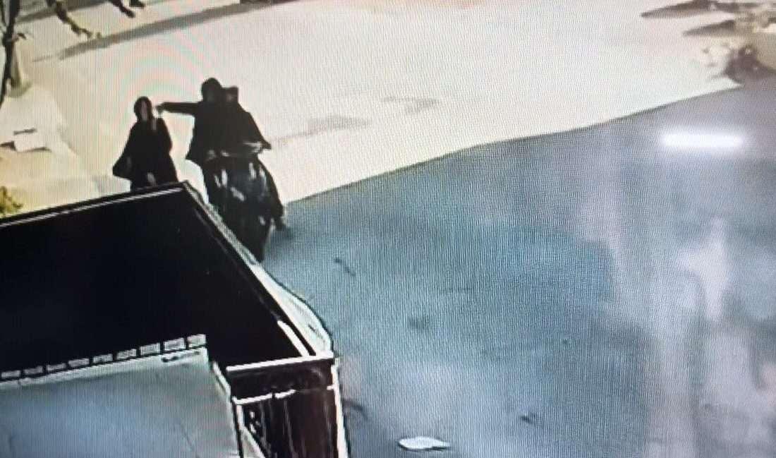 Bursa’da bir kadının telefonla konuşurken motosikletle yanına yaklaşıp cep telefonunu