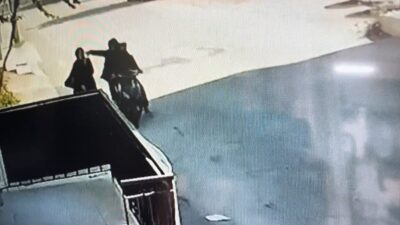 Bursa’da bir kadının telefonla konuşurken motosikletle yanına yaklaşıp cep telefonunu