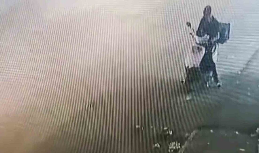 Adana’nın Seyhan ilçesine bağlı Gülbahçesi Mahallesi’nde bir kurye, paket teslimatı