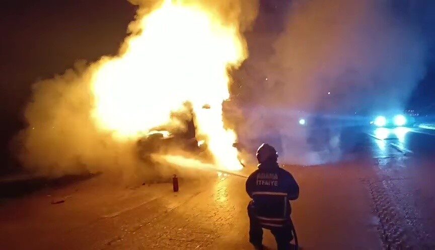 Ceyhan ilçesindeki bir tır, gece saatlerinde Esentepe Mahallesi’nde meydana gelen