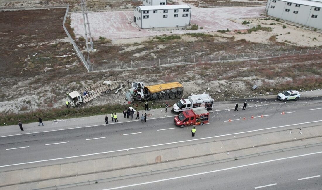 Konya’da tırın demir yüklü kamyona çarpması sonucu meydana gelen trafik
