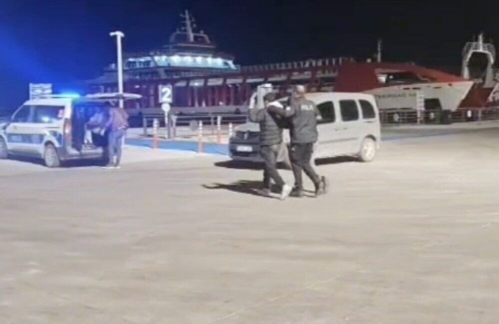 Çanakkale’nin Gelibolu ilçesinde, TIR dorsesine gizlenerek yurt dışına kaçmaya çalışan