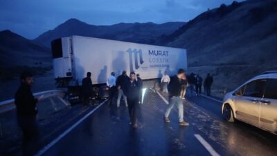 Hakkari’nin Yüksekova ilçesinde meydana gelen bir trafik kazası sonucunda tır