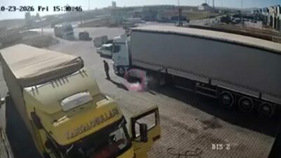 Konya’nın Karapınar ilçesinde fren ustası, tırın körüğünün altında tamirat yaptığı