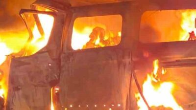 Afyonkarahisar’ın Dinar ilçesinde yaşanan acı bir kaza sonucunda, bir minibüs