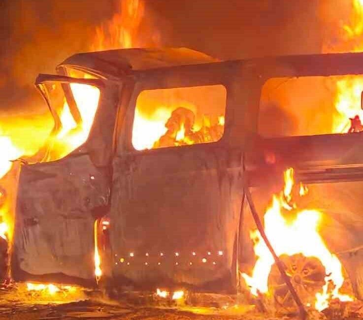 Afyonkarahisar’ın Dinar ilçesinde yaşanan acı bir kaza sonucunda, bir minibüs