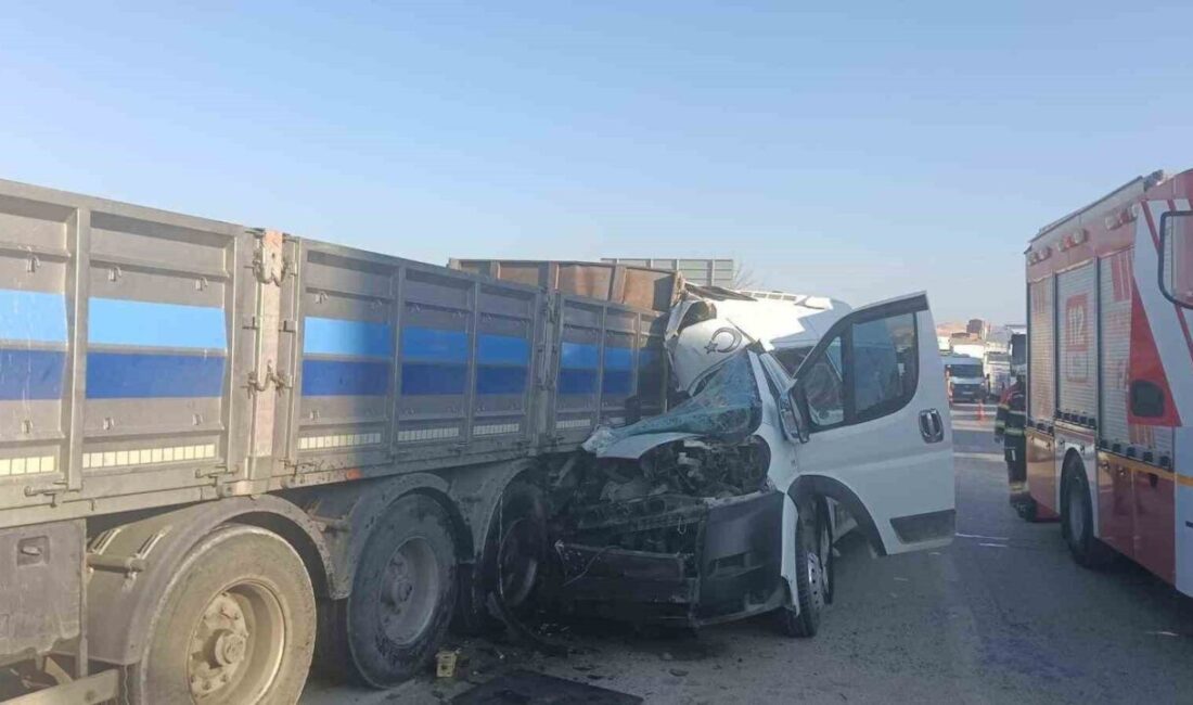 Kırıkkale’de bir minibüs, sürücüsünün direksiyon hakimiyetini kaybetmesi sonucu emniyet şeridinde