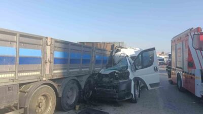 Kırıkkale’de bir minibüs, sürücüsünün direksiyon hakimiyetini kaybetmesi sonucu emniyet şeridinde