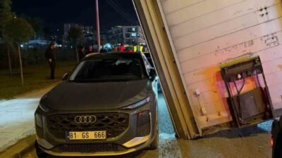 Düzce ilinde tırın dorsesinin düşmesi sonucu panik yaşandı. Dorsenin devrilmesi