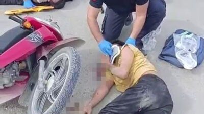 Hatay’da tırla çarpışan motosikletten yere savrulan 3 kişi yaralandı. Kaza,