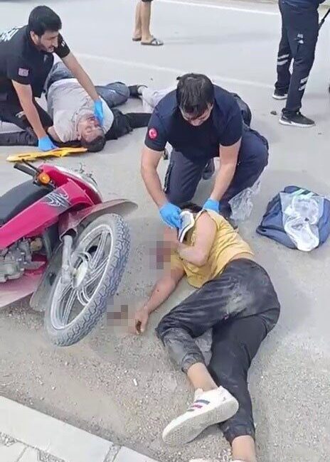 Hatay’da tırla çarpışan motosikletten yere savrulan 3 kişi yaralandı. Kaza,