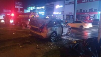 Aydın’ın Efeler ilçesinde tırla çarpışan Tesla marka otomobil alev topuna