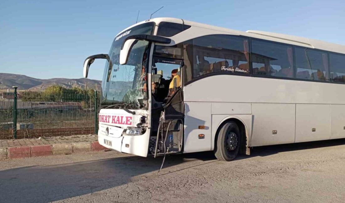 Tokat’ın Yeşilyurt ilçesinde meydana gelen trafik kazasında, yolcu otobüsü ile