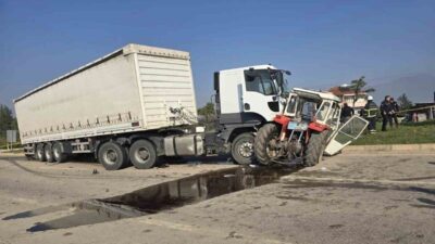 Tokat’ın Erbaa ilçesinde tır ile traktörün çarpışması sonucu 2 kişi