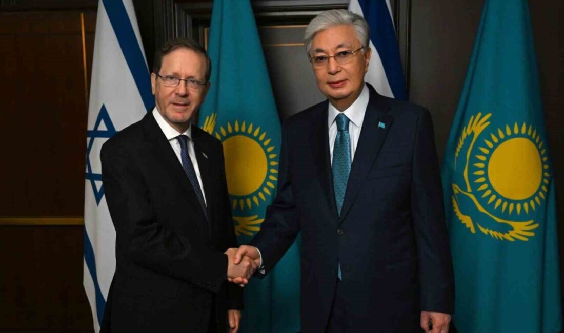 Kazakistan Cumhurbaşkanı Kasım Cömert Tokayev ile İsrail Cumhurbaşkanı Isaac Herzog,