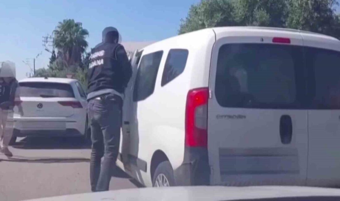 Adana’da, narkotik polisleri, “torbacılar” olarak bilinen şüphelilerin kullandığı aracı durdurarak