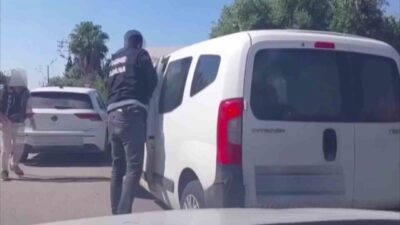 Adana’da, narkotik polisleri, “torbacılar” olarak bilinen şüphelilerin kullandığı aracı durdurarak
