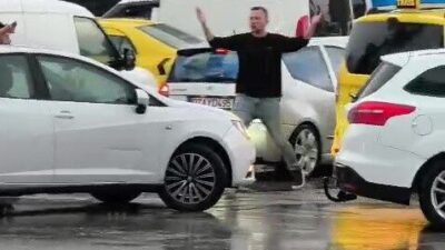 Antalya’nın Muratpaşa ilçesinde çalışmayan trafik ışıkları nedeniyle kavşak sisteminde trafik