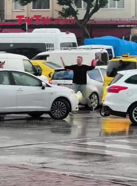 Antalya’nın Muratpaşa ilçesinde çalışmayan trafik ışıkları nedeniyle kavşak sisteminde trafik