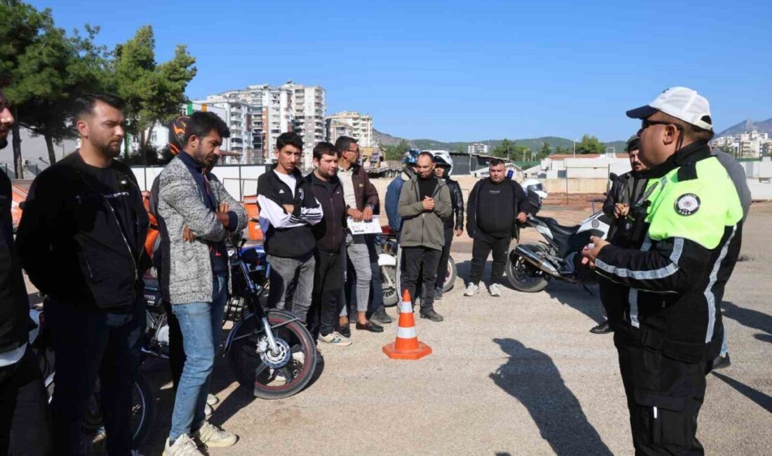 Adana’nın Kozan ilçesinde motosiklet kazalarını azaltmak amacıyla motokuryelere yönelik trafik