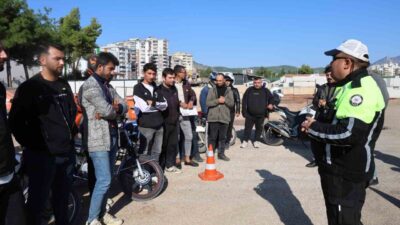 Adana’nın Kozan ilçesinde motosiklet kazalarını azaltmak amacıyla motokuryelere yönelik trafik