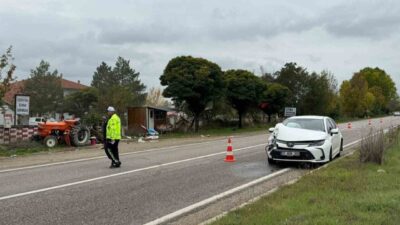 Kastamonu’nun Taşköprü ilçesinde bir otomobilin traktöre arkadan çarpması sonucu otomobil